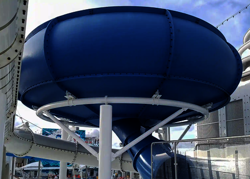 Großer blauer Trichter einer Body Bowl Wasserrutsche auf weißer Stahlkonstruktion.