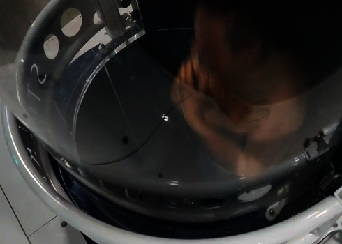 Die Bodenklappe der U-Drop-Kapsel öffnet sich, ein Mann fällt nach unten.