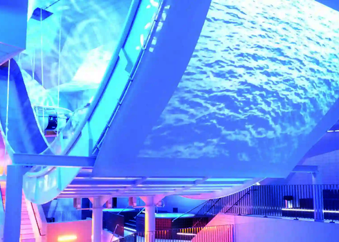 Transparenter Abschnitt einer weißen Boomerang Wasserrutsche.