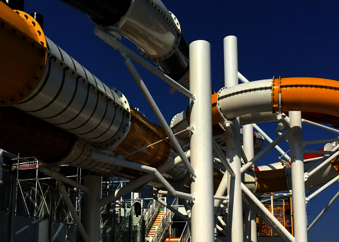 Bunte Rutschen auf einem Kreuzfahrtschiff mit Daylights Sondereffekten.