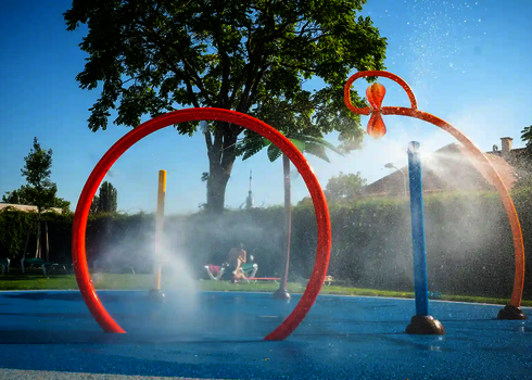 Wie-Spray Bauteile Sprühring und Blume auf einem Wasserspielplatz.