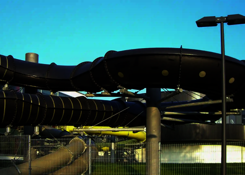 Schwarze Family Twister Röhre mit gelben Markierungen auf dem Außengelände.