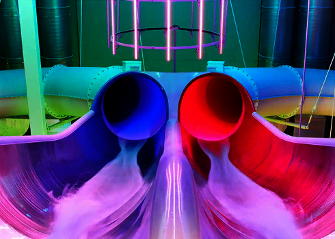 Zwei Body Racer Wasserrutschen mit blauer und roter Beleuchtung.