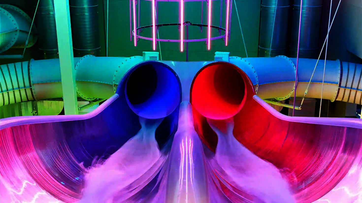 Zwei Body Racer Wasserrutschen mit blauer und roter Beleuchtung.