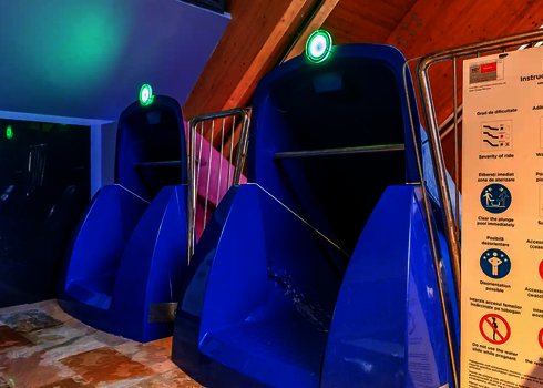 Zwei blaue Startbereiche mit grün leuchtender Sensorampel und Hinweistafeln.