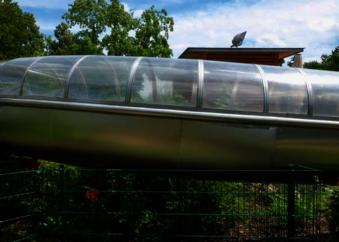 Nahaufnahme der WR1040 mit transparenter Überdachung über dem geraden Rutschenabschnitt.