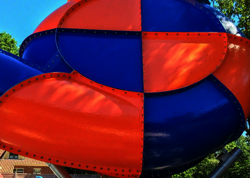 Nahaufnahme des Crazy Cone mit orange-blauer Schachbrettstruktur und glänzender Oberfläche.