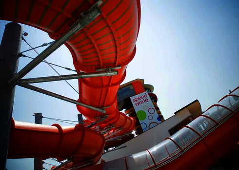 Orangefarbene Family Twister Wasserrutsche im Freizeitpark Speed World.