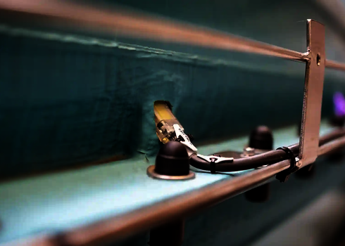 Kabelanschluss für LED-Lichteffekte in einer Wasserrutsche aus nächster Nähe.