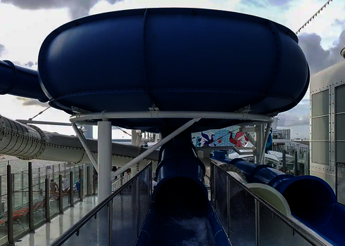 Nahaufnahme des blauen Trichters der Body Bowl mit markanter Metallkonstruktion.