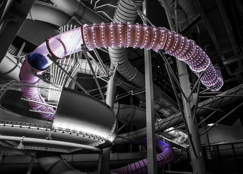 Rosafarbene RR900 mit LED-Lichteffekten in einem Hallenbad.