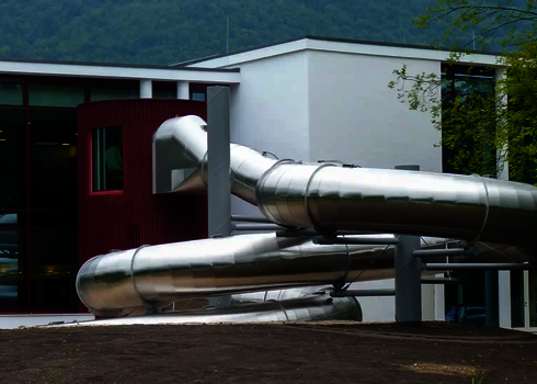 Eine Edelstahl Wasserrutsche außerhalb eines Gebäudes.