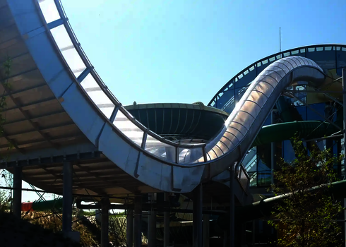 Nahaufnahme der Außenrampe der Boomerang-Rutsche, Rückseite eines Rutschsegments.