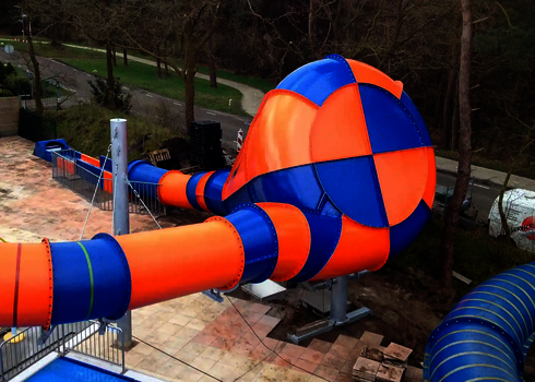 Vogelperspektive auf einen Crazy Cone mit orangem und blauem Schachbrettmuster.