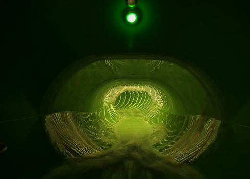 Grün leuchtende Sensorampel beim Einstieg der Family Twister Wasserrutsche mit Wasserlauf.