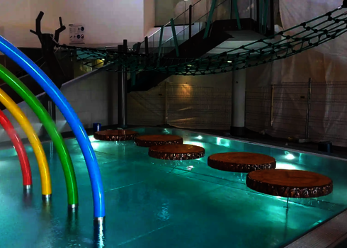 Modernes Hallenbad mit Wie-Spray Bauteilen "Regenbogen".