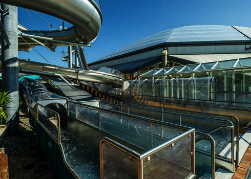 Unterschiedliche Edelstahl-Wasserrutschen mit Auslauf unter freiem Himmel