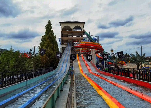 Mehrere Bahnen des Matracers, in unterschiedlichen Farben.