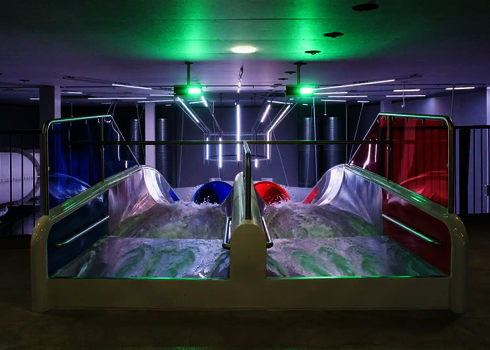 Zwei Startspuren der Raft Racer Reifenrutsche mit grün beleuchtetem Startelement.