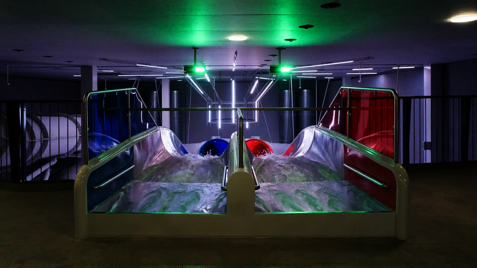 Zwei Startspuren der Raft Racer Reifenrutsche mit grün beleuchtetem Startelement.