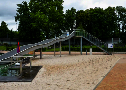 Breitwellenrutsche aus Edelstahl mit Treppenaufgang.