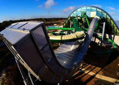 Die Reifenrutsche Boomerang führt in einem weiten Bogen aus dem Hallenbad ins Freie.