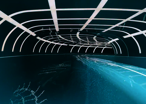 Innenansicht der 2-in-1 Racer Wasserrutsche mit weißen Tageslichteffekten und Wasserfluss.