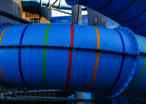 Bunte Tageslichteffekte an einer blauen Outdoor-Röhrenrutsche.