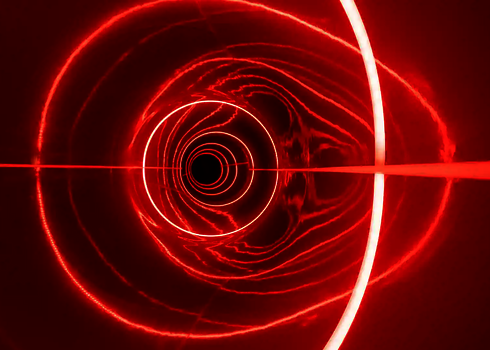 Röhrenrutsche mit kräftiger roter LED-Beleuchtung und spiralförmigen Lichtlinien.