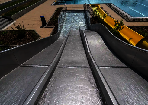 Blick von oben auf die Trio-Slide im Freibad, Auslauf ins flache Kinderbecken.
