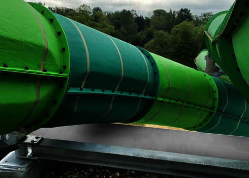 Detailansicht einer grün gedämmten Wasserrutsche mit sichtbaren Schraubverbindungen.