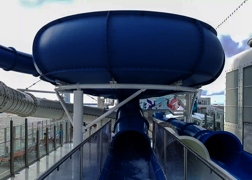 Blick auf Auslaufbecken der Body Bowl mit blauer Röhre und Spritzschutz..