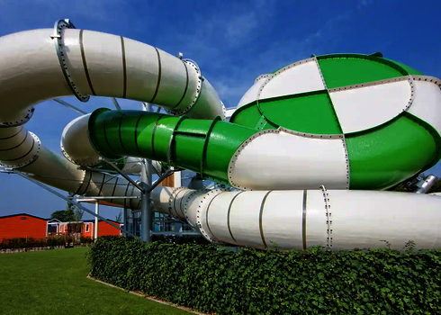 Seitenansicht der Body Cone Wasserrutsche mit Spiralröhre und grünem Hauptelement.