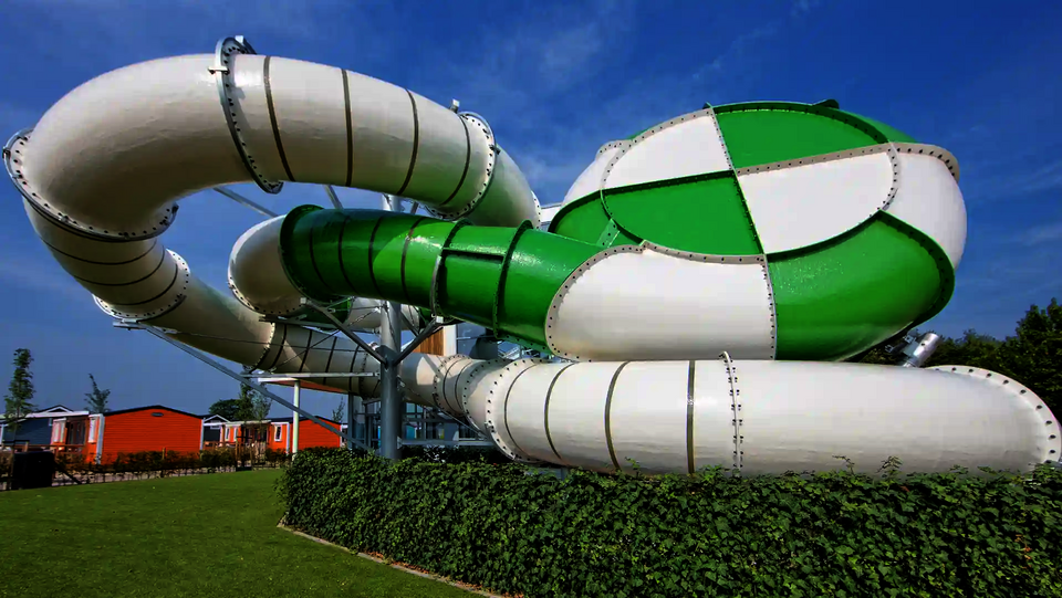 Seitenansicht der Body Cone Wasserrutsche mit Spiralröhre und grünem Hauptelement.