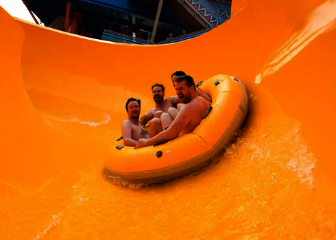 Gruppe lacht während der Fahrt mit dem Reifen durch die Kurve der Reifenrutsche RR2700.