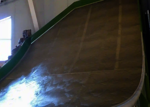 Seitenansicht der Sidewinder mit Felsdeko und grünem Einstieg im Hallenbad.