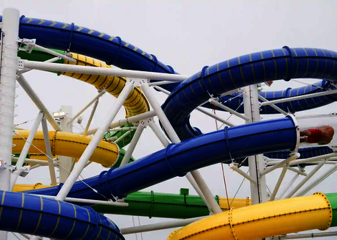 Komplexe Rutschenanlage mit mehreren farbigen RR900, eine Person ist sichtbar in der Fahrt.