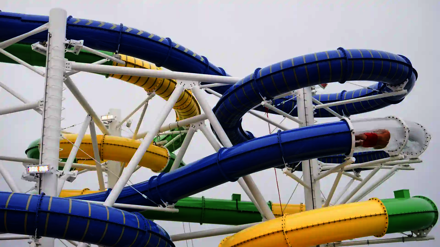 Komplexe Rutschenanlage mit mehreren farbigen RR900, eine Person ist sichtbar in der Fahrt.