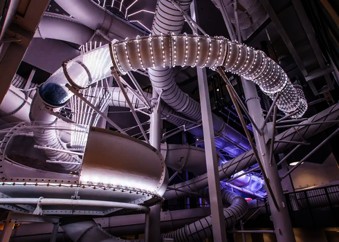 Acryl-Elemente mit LED-Beleuchtung in großer Indoor-Wasserrutsche im Säntispark Abtwil. der