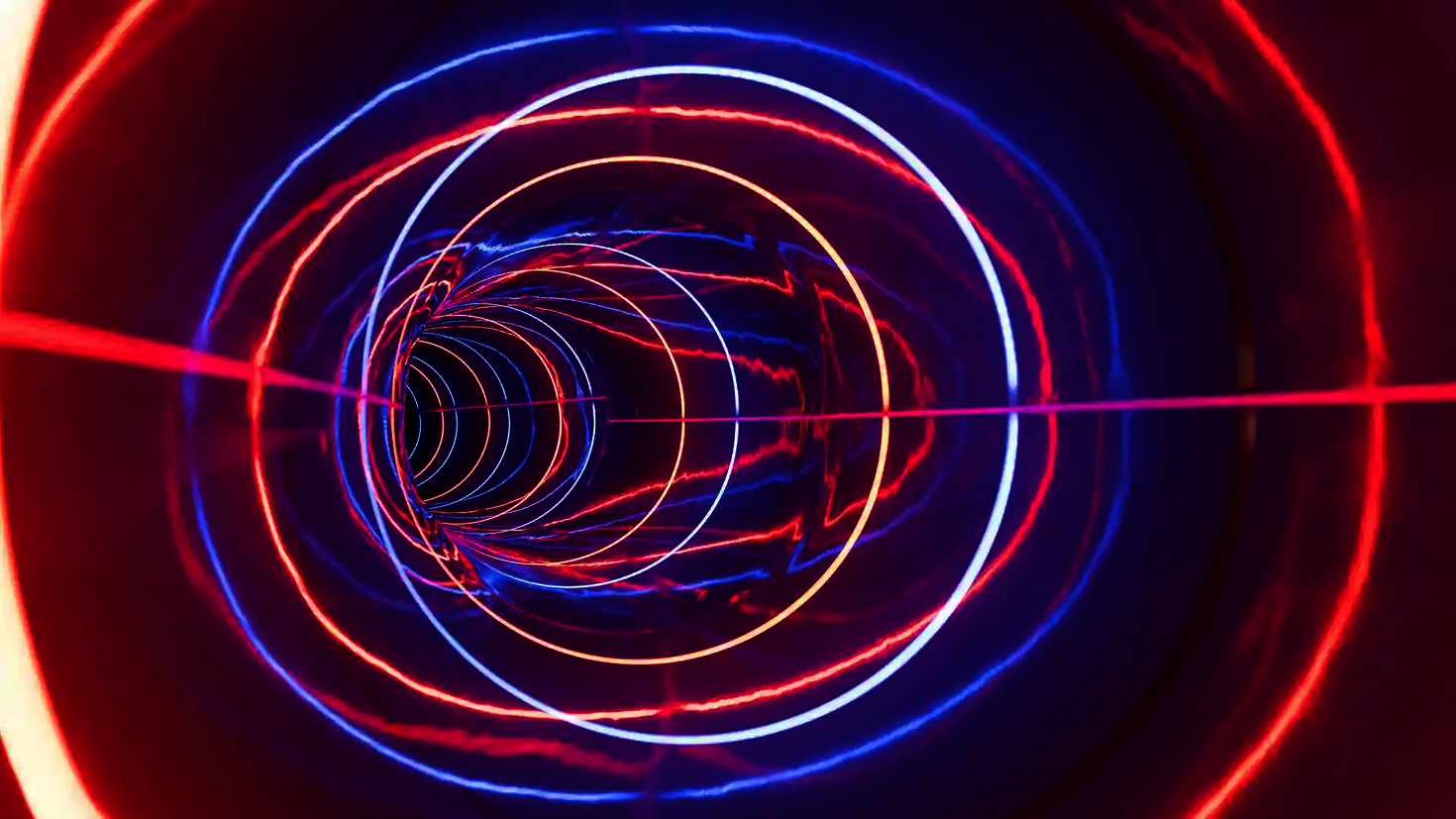 Röhrenrutsche mit intensiven LED-Lichteffekten in Rot, Blau und Violett.