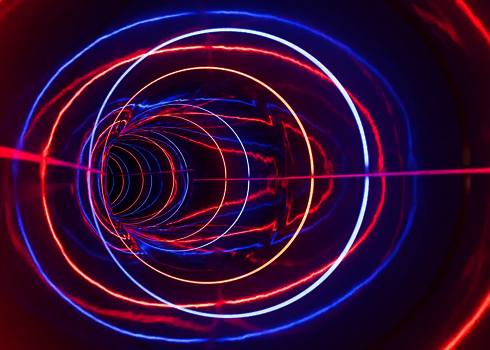 Röhrenrutsche mit intensiven LED-Lichteffekten in Rot, Blau und Violett.