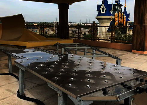 Oberer Übergabepunkt mit Edelstahlplatte und Rollenführung am Ausgang des Reifenlifts.