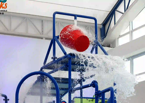 Roter Wassereimer an einer blauen Befestigung mit spritzendem Wasser.