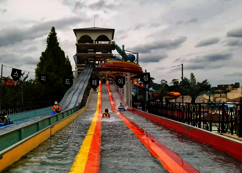 wiegand.waterrides Matracer Wasserrutsche in einem Wasserpark.