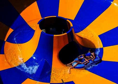 Nahaufnahme einer Raft Bowl, in der zwei Personen auf Gummireifen rutschen.