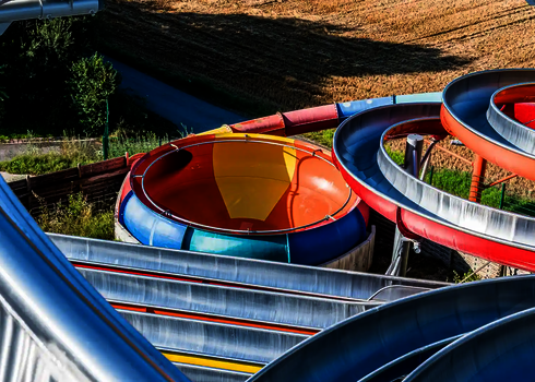 Seitliche Ansicht der Body Bowl Rutsche mit spiralförmigem Trichter.