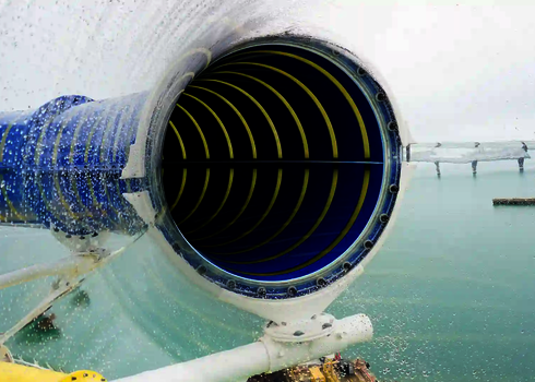 Transparenter Acryl-Abschnitt einer RR900 geht in einen blauen Abschnitt mit gelbem Muster über und ragt über das Meer hinaus.