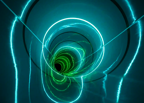 Röhrenrutsche mit türkisgrüner Beleuchtung und spiraligen LED-Ringen in Weiß und Grün.