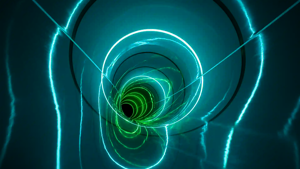 Röhrenrutsche mit türkisgrüner Beleuchtung und spiraligen LED-Ringen in Weiß und Grün.
