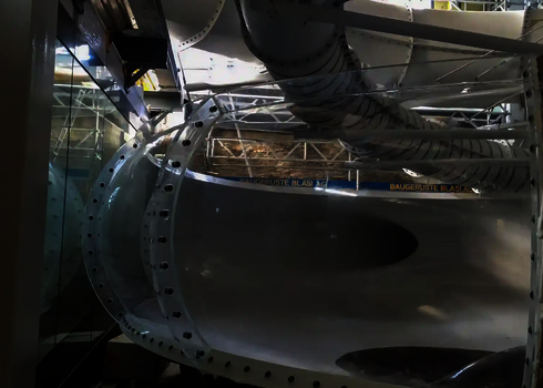 Innenansicht eines Acryl-Elements mit schwarzem Effektmuster in Indoor-Wasserrutsche.